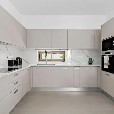 St Nicholas Luxury 3-bed Παραλίμνι