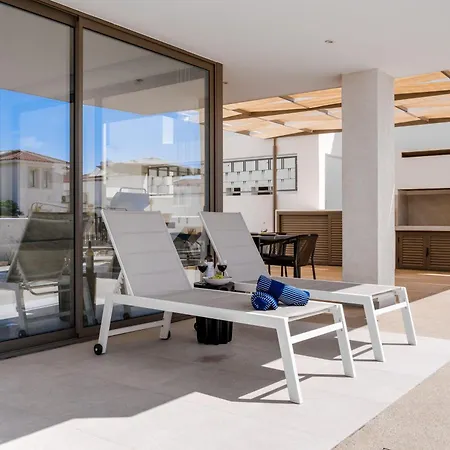 St Nicholas Luxury 3-bed * 파라림니
