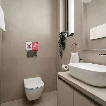 St Nicholas Luxury 3-bed * 파라림니
