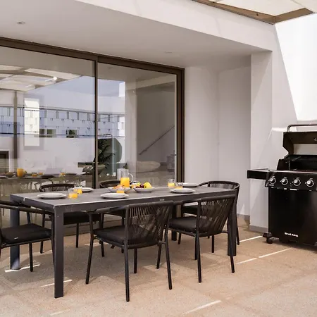 St Nicholas Luxury 3-bed 파라림니
